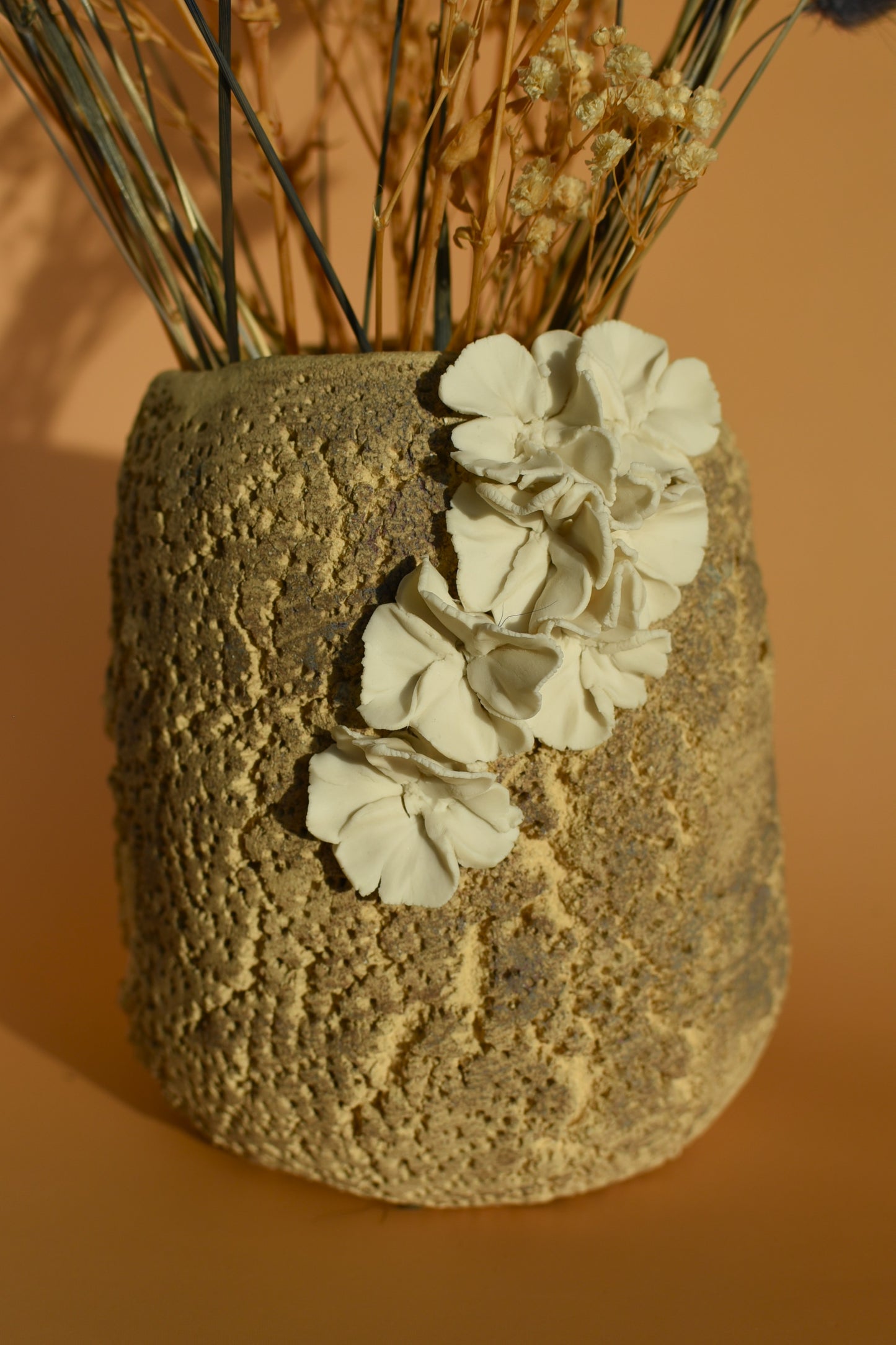 Vase en grés blanc et porcelaine