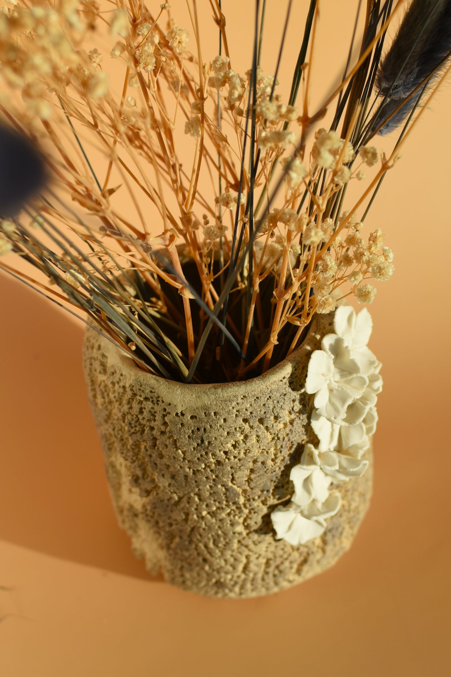 Vase en grés blanc et porcelaine